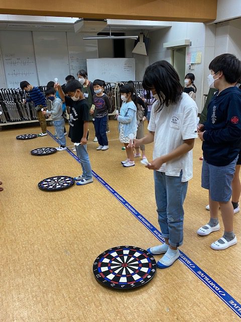 【ダーツボード111台配布企画】恩田小学校放課後キッズクラブ活動レポート「コロナ禍での始動!スポーツダーツ」